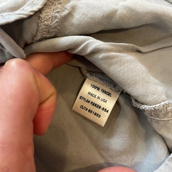 Bella Dahl | Tencel sleeveless button down blouse medium light blue - Picture 5 of 7